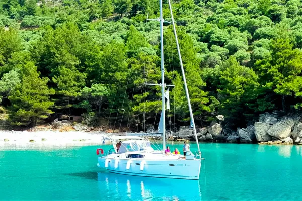 a-white-sailboat-anchored-in-crystal-clear-turquoise-waters-near-a-forested-shoreline-during-a-sailing-day-cruise-in-thassos7025FBC2-7E93-1F09-3058-2E89E1CA2143.webp