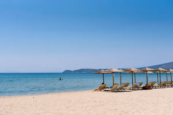 agios-antonios-beach-in-thassos-with-straw-umbrellas-and-sunbeds-on-golden-sand3C4E811D-B78E-80CA-1359-56383F3C615D.webp
